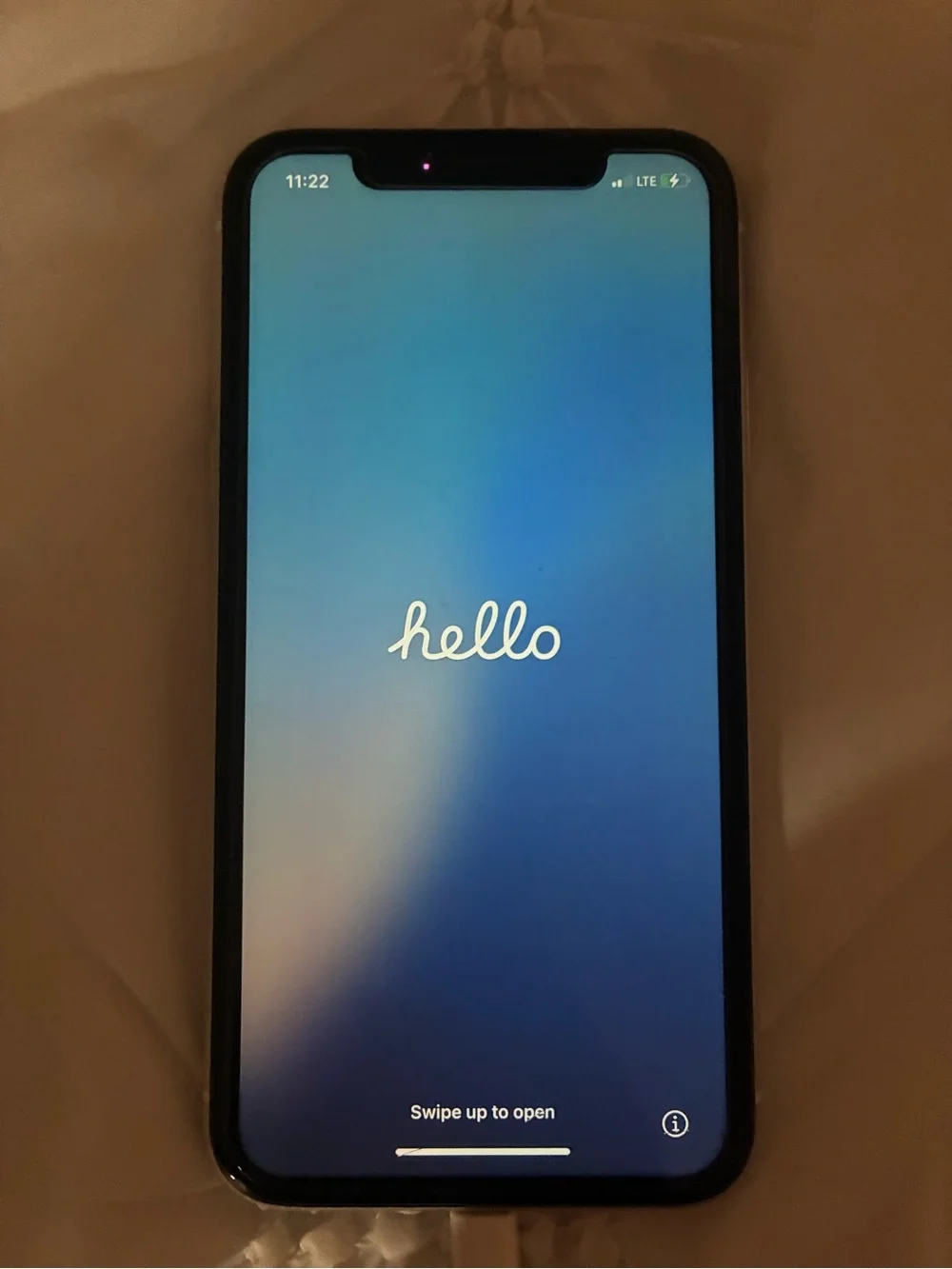 iPhone XR White 64Gb (back is cracked)